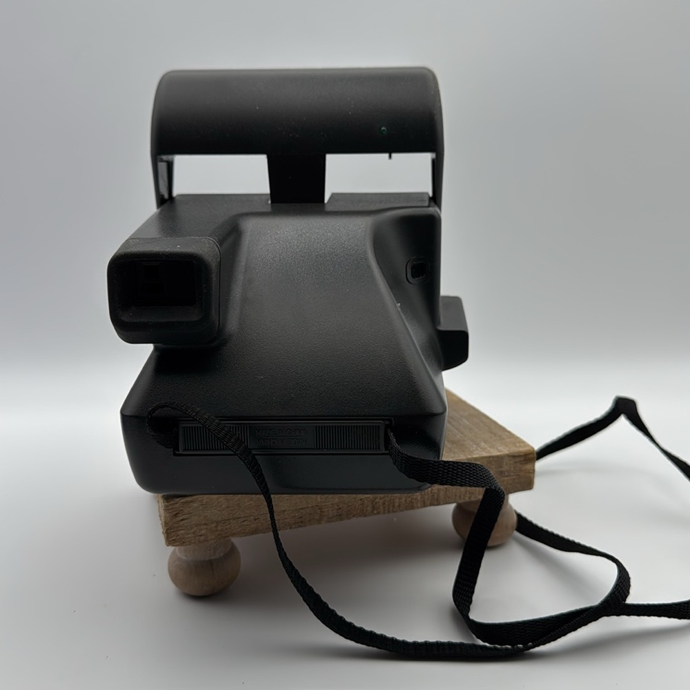 Polaroid OneStep Black Instant Camera Includes Case and Two Sealed Packs of Film - Picture 6 of 8